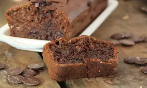 Un délicieux gâteau banane chocolat, moelleux et riche, avec des pépites de chocolat. Parfait pour le goûter !