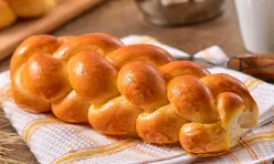 Une belle brioche tressée dorée, parfaite pour une recette de brioche facile à la main. Idéale pour le petit-déjeuner ou le goûter.