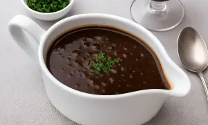 Sauce bordelaise recette : une sauce riche et onctueuse, garnie de persil frais, prête à sublimer vos plats.