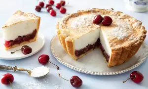 Une délicieuse tarte aux cerises à l'ancienne, avec une garniture généreuse de cerises et une meringue légère.