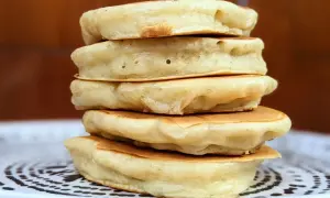 Pile de pancakes moelleux, parfaits pour une recette facile et gourmande.