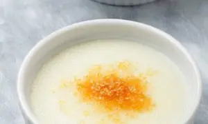 Un délicieux semoule au lait, façon Cyril Lignac, avec une touche caramélisée sur le dessus. Un dessert crémeux et réconfortant.