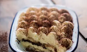 Un délicieux tiramisu, prêt à être dégusté. Cette recette italienne est un régal pour les yeux et les papilles.