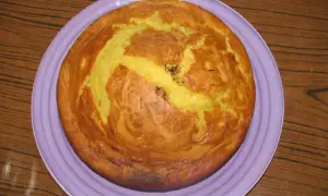 Gâteau banane doré et moelleux, servi sur une assiette violette. Un délice fait maison !