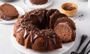 Gâteau au chocolat moelleux, glacé et parsemé de copeaux. Une touche croustillant praliné feuilletine cyril lignac pour un plaisir gourmand.
