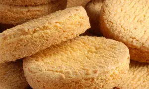 Gros plan sur une pile de palets bretons dorés, leur texture granuleuse appétissante.