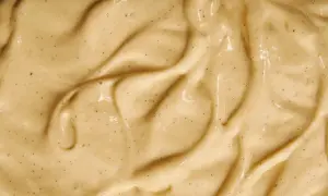 Texture onctueuse de crème pâtissière à la vanille, parsemée de petits points noirs de vanille.
