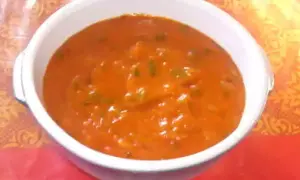 Un plat de sauce avec boeuf, riche et savoureux, servi dans un bol blanc.