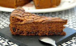 Tranche de gâteau au chocolat, généreusement garnie de pâte à tartiner et de copeaux de chocolat. Un délice gourmand !