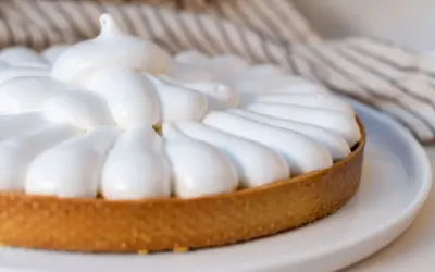 Tarte garnie de meringue italienne, plus stable que la meringue française.