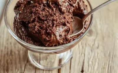 Une coupe de mousse au chocolat onctueuse, digne d'une création de Pierre Hermé, prête à être dégustée.