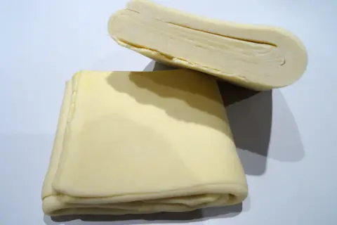 Deux blocs de pâte feuilletée prêts à être transformés en délices croustillants.