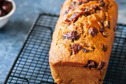 Un délicieux gâteau moelleux aux dattes, tout juste sorti du four et refroidissant sur une grille.