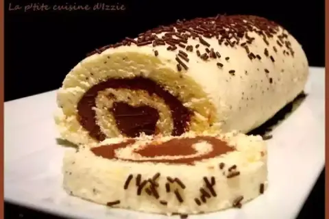 Un délicieux roulé au Nutella, garni de crème légère et saupoudré de vermicelles au chocolat. Un vrai régal pour les gourmands !