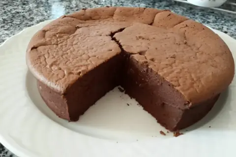 Un gâteau d'anniversaire facile et bluffant, un fondant au chocolat intense et moelleux, prêt à être dégusté.