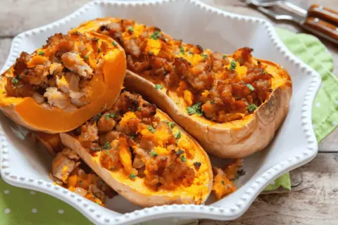 Courges butternut farcies à la saucisse, préparées à l'air fryer. Un délice automnal.