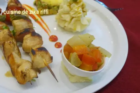 Un délicieux accompagnement brochette de poulet grillé, servi avec purée et légumes croquants.