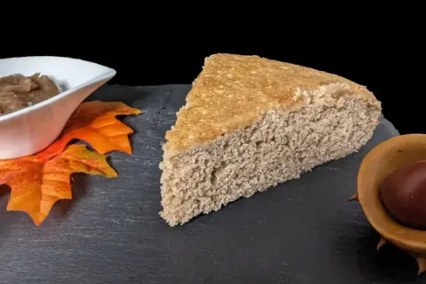 Tranche de gâteau à la crème de marron, inspiré par Cyril Lignac, avec une coupelle de crème et une feuille d'automne.