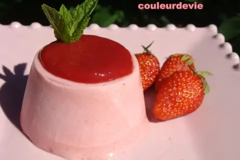 Délicieuse recette glace à la fraise sans sorbetière, servie avec des fraises fraîches et une touche de menthe.