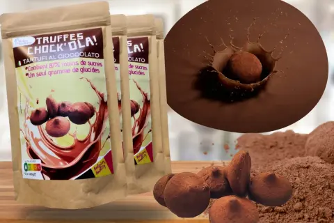 Truffes chocolat professionnelles, emballées et en vrac, avec une truffe tombant dans du chocolat fondu.
