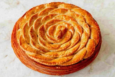 La galette des rois de Cédric Grolet, une œuvre d'art feuilletée en forme de rose, dorée à souhait.