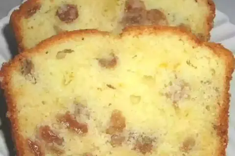 Tranches de cake aux raisins secs moelleux, parfaites pour une recette gourmande.