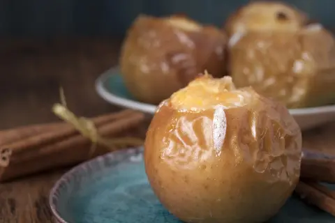 Pommes au four, garnies et dorées, prêtes à déguster. Une recette simple et réconfortante de pomme au four cannelle.