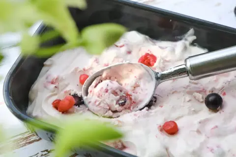 Glace au yaourt grec aux fruits rouges, prête à être dégustée. Une recette simple et rafraîchissante pour l'été.