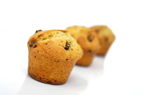 Trois muffins aux pépites de chocolat, parfaits pour une recette facile.