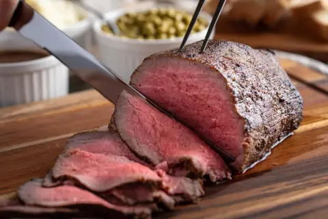 Rosbeef juteux tranché, parfait pour un repas familial. La cuisson rosbeef cocotte a donné une viande tendre et savoureuse.