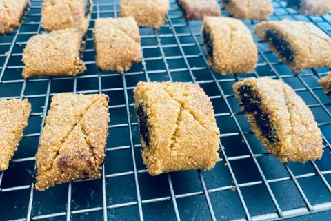Délicieux makrouts algériens faciles, prêts à être dégustés. Ces biscuits sablés à la pâte de dattes sont parfaits pour accompagner un thé.