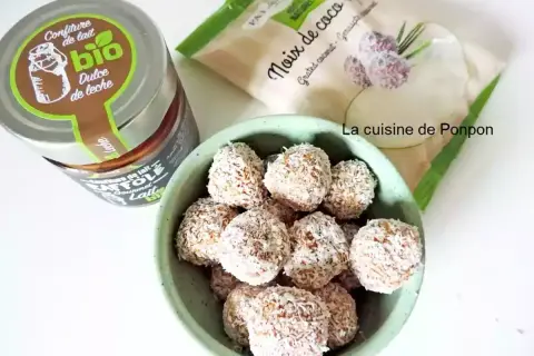 Délicieuses boules coco lait concentré, prêtes à déguster. Une recette facile avec confiture de lait et noix de coco râpée.