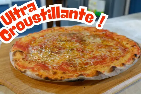 Une pizza ultra croustillante, parfaite pour une recette pâte à pizza fine. Son bord doré et son fromage fondant invitent à la dégustation.