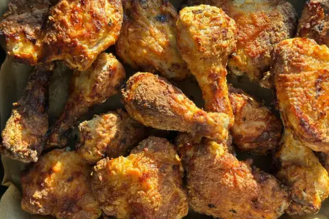 Un assortiment de morceaux de poulet croustillants et dorés, préparés au poulet air fryer. Parfait pour un repas savoureux et léger.