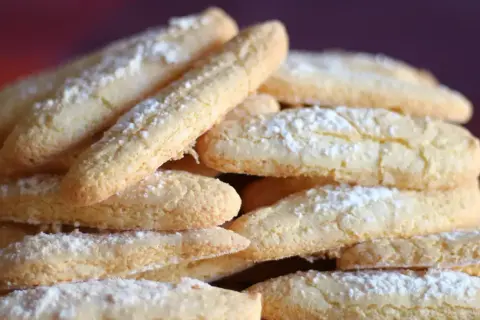 Gourmandise : des biscuits cuillère légers et aériens, parfaits pour accompagner un café ou un dessert. Une recette facile à réaliser, inspirée par Cyril Lignac.