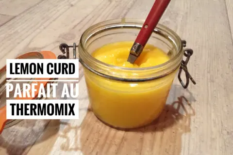 Un pot de lemon curd onctueux, prêt à être dégusté. Parfait au Thermomix pour une touche acidulée.