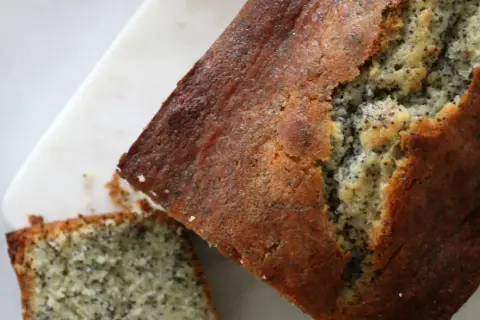 Gâteau aux graines de pavot, une recette facile et originale. La mie est moelleuse et parsemée de graines noires.