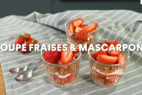Trois verrines fraise mascarpone, garnies de fruits rouges frais et d'une crème onctueuse, prêtes à être dégustées.