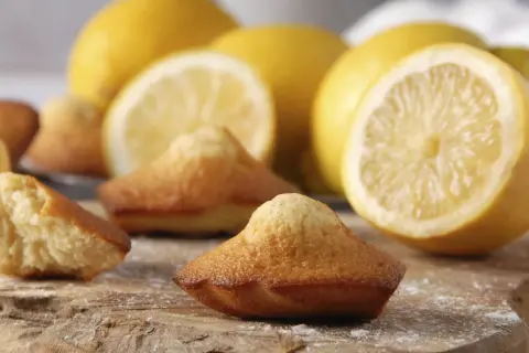 Madeleines dorées et moelleuses, prêtes à être dégustées. Une recette de madeleine de Commercy qui sent bon le citron frais.