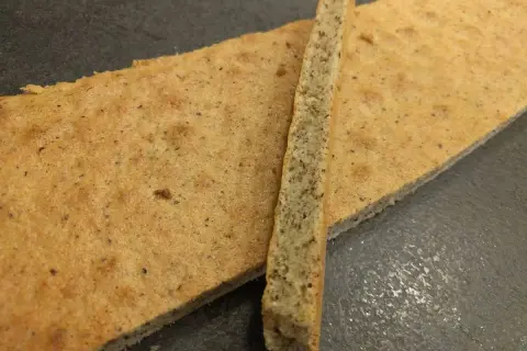 Biscuit Joconde, prêt à être garni selon la recette Cyril Lignac. Texture légère et aérée.