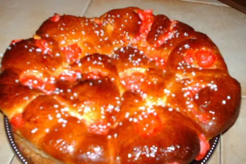 Brioche praline rose, une création gourmande inspirée par Cyril Lignac, parsemée de sucre perlé.