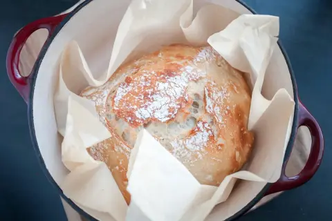 Un délicieux pain en cocotte, doré et croustillant, prêt à être dégusté.