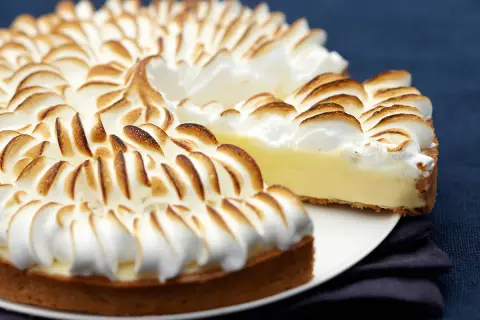 Une tarte au citron exceptionnelle avec une meringue dorée et aérienne, prête à être dégustée.