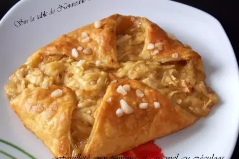 Un feuilleté aux pommes caramélisées, doré et croustillant, garni de morceaux de pommes fondantes et saupoudré de sucre perlé. Un délice !