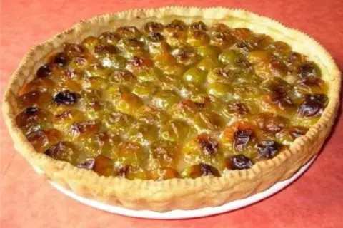 Une délicieuse tarte aux prunes à l'ancienne, avec une pâte dorée et une garniture généreuse de fruits confits et caramélisés.