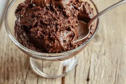Une coupe de mousse au chocolat onctueuse, digne d'une création de Pierre Hermé, prête à être dégustée.