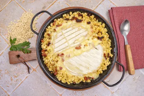 La recette de la croziflette savoyarde, un plat gratiné aux crozets, lardons et reblochon fondant, prêt à être dégusté.