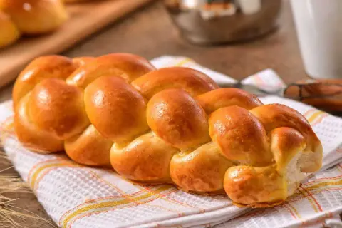 Une belle brioche tressée dorée, parfaite pour une recette de brioche facile à la main. Idéale pour le petit-déjeuner ou le goûter.