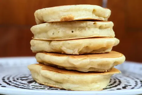 Pile de pancakes moelleux, parfaits pour une recette facile et gourmande.