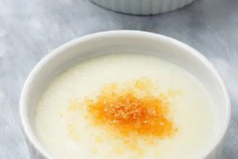 Un délicieux semoule au lait, façon Cyril Lignac, avec une touche caramélisée sur le dessus. Un dessert crémeux et réconfortant.